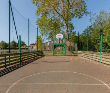 Terrain de basket extérieur au Mobil home tout confort dans parc résidentiel de loisirs
