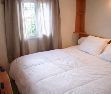 Chambre avec lit double et fenêtre dans le mobil-home Le Castellet les pins doux 2