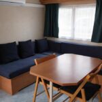 Coin repas avec banquette et fenêtre dans le Mobil-home tout équipé Le Castellet les pins doux 2