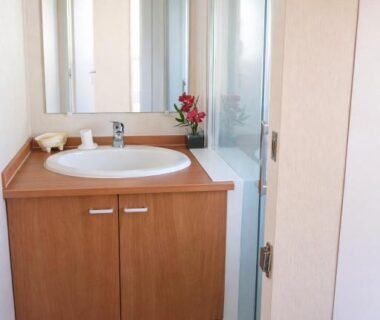 Salle de bain avec lavabo et miroir dans le Mobil-home tout équipé Le Castellet les pins doux 2