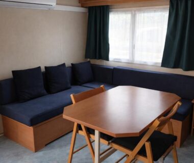 Coin repas avec banquette et fenêtre dans le Mobil-home tout équipé Le Castellet les pins doux 2