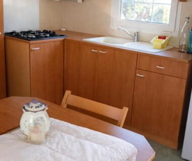 Cuisine et coin repas dans le mobil-home Le Castellet les pins doux 2