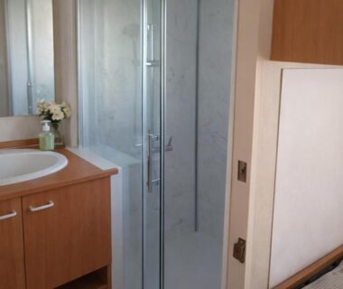 Salle de bains avec douche et lavabo dans le mobil-home Le Castellet les pins doux 2
