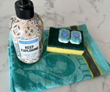 Plan de marbre avec distributeur de savon et éponge dans le mobil home spa au Domaine de l'Ile d'Or