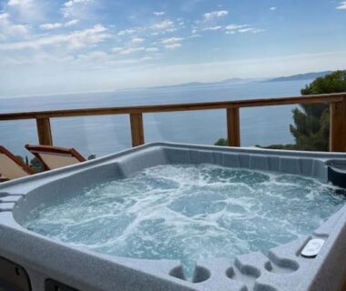Terrasse avec jacuzzi et vue sur la mer au Domaine de l'Ile d'Or