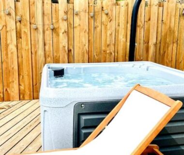 Terrasse avec spa et transat au Mobil home vue exceptionnelle et spa du Domaine de l'Ile d'Or