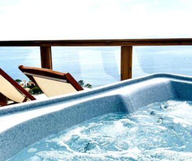 Terrasse jacuzzi avec vue mer au Mobil home spa du Domaine de l'Ile d'Or