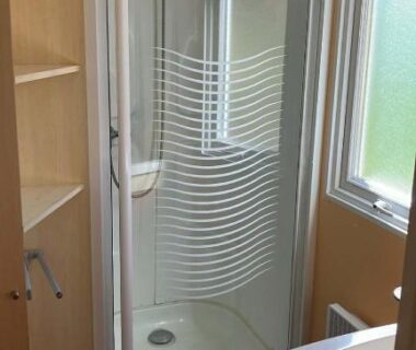 Salle de douche avec cabine et fenêtre dans les Mobil homes 6 et 8 places du Camping de Bairon 08