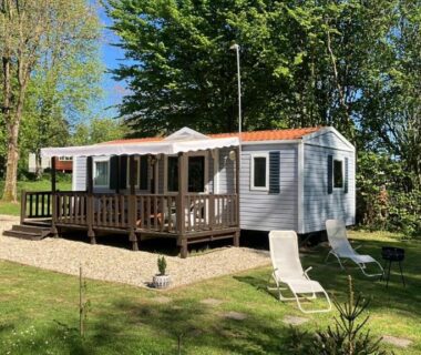 Emplacement herbeux avec mobil-home terrasse et chaises longues au Mobil homes 6 et 8 places Camping de Bairon 08