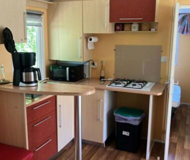 Coin cuisine équipé avec micro-ondes et cafetière dans le mobil home 6 et 8 places du Camping de Bairon
