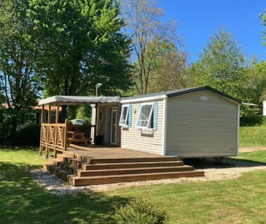 Emplacement herbeux avec mobil-home et terrasse au Camping de Bairon 08