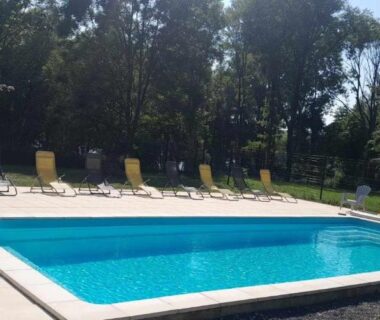 Piscine extérieure avec transats au Camping de Bairon 08