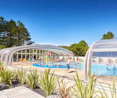 Piscine couverte avec pataugeoire et terrasse au camping Mobil-homes proche de l'océan
