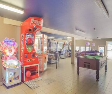 Dans la salle de jeux avec billard et bornes d'arcade dans les Mobil-homes proche de l'océan