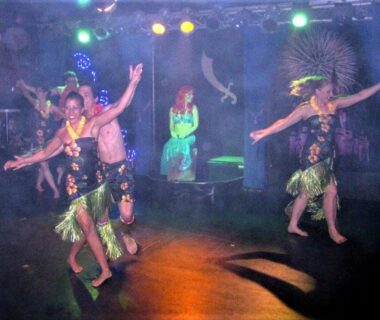 Scène de spectacle de danse tropicale au camping Mobil-homes proche de l’océan