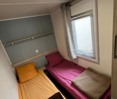 Dans la chambre avec deux lits simples du Mobil homme proche de la mer