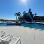 Bord de piscine avec chaises longues au Mobil homme proche de la mer
