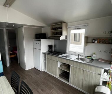 Cuisine équipée dans le mobil home Mobil homme proche de la mer