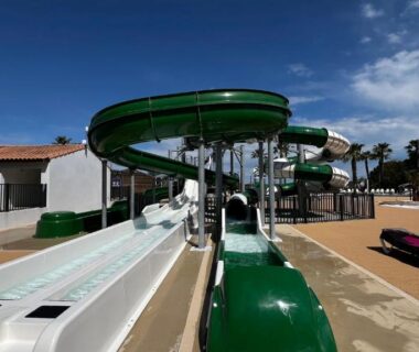 Piscine avec toboggans et transats au Mobil homme proche de la mer