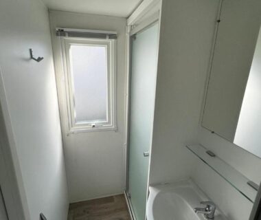 Salle d'eau avec douche et lavabo dans le Mobil homme proche de la mer
