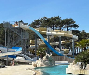 Piscine et grands toboggans dans le camping MobilHome 6 pers
