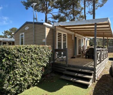 Terrasse couverte avec escalier et haie du MobilHome 6 pers tout équipé