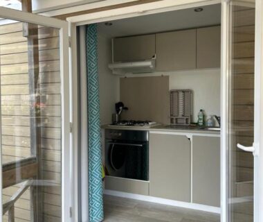 Terrasse en bois avec kitchenette ouverte dans le MobilHome 6 pers 3 ch tout équipé camping ACM