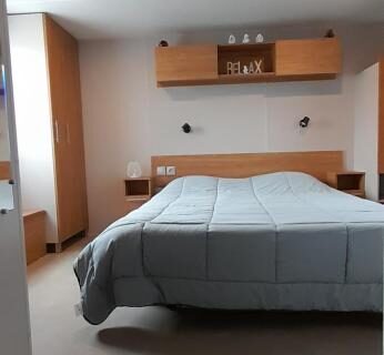 Chambre avec lit double dans le Mobil’Home Camping Montourey à Fréjus