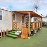 Terrasse couverte et pelouse devant le Mobil Home Camping Montourey à Fréjus