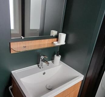 Salle d'eau avec lavabo et miroir du Mobil'Home Camping Montourey à Frejus