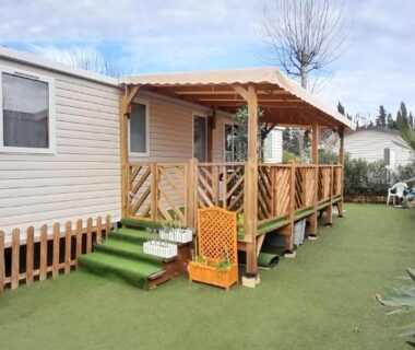 Terrasse couverte et pelouse devant le Mobil Home Camping Montourey à Fréjus