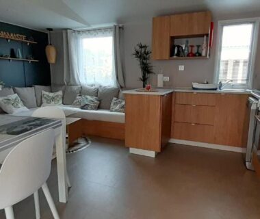 Intérieur avec cuisine et coin repas dans le Mobil'Home Camping Montourey à Frejus