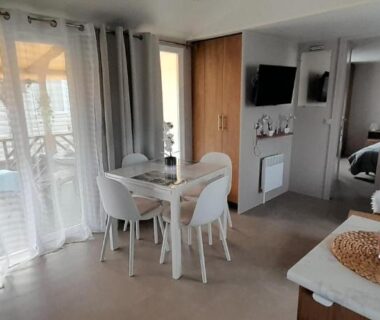 Intérieur avec coin repas et banquette dans le Mobil’Home Camping Montourey à Frejus