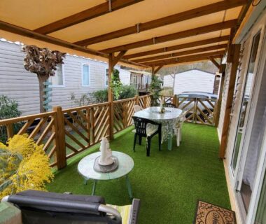 Terrasse couverte avec table et chaises du mobil home Camping Montourey à Fréjus