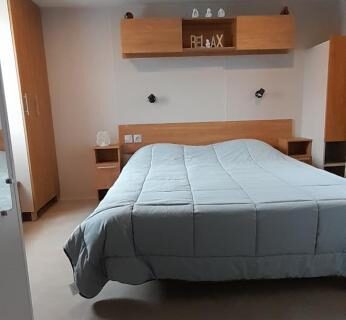 Chambre avec lit double dans le Mobil'Home Camping Montourey à Frejus
