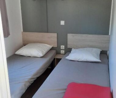 Chambre avec deux lits simples dans le MobilHome de Charlotte