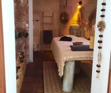 Intérieur avec table de massage et décoration chaleureuse dans le MobilHome de Charlotte