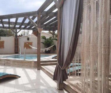 Terrasse et piscine sous pergola au MobilHome de Charlotte du Camping La Falaise 4 étoiles