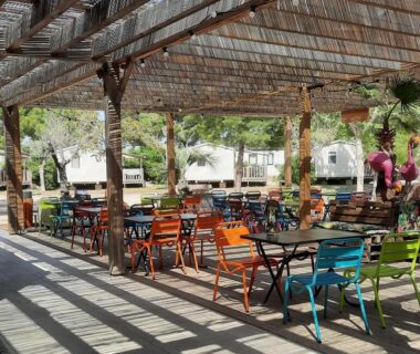Terrasse ombragée avec tables et chaises au MobilHome de Charlotte