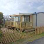 Terrasse en bois devant un mobilhome dans le camping MobilHome de la Coccinelle