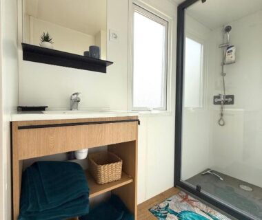 Salle de bain avec douche et lavabo du MobilHome de la Coccinelle