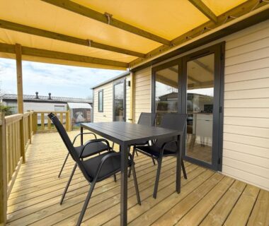 Terrasse couverte avec table et chaises du MobilHome de la Coccinelle