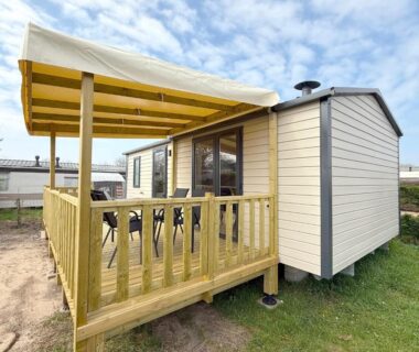 Terrasse couverte avec table et chaises du MobilHome de la Coccinelle