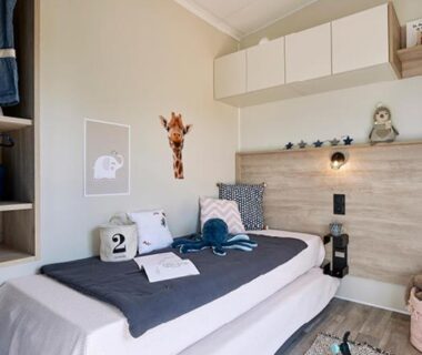 Chambre enfant avec lit simple et déco girafe dans le Mobile Evasion okpl BEAUVOIR