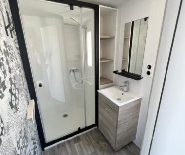 Salle de bain avec douche et lavabo dans le Mobile Evasion okpl BEAUVOIR