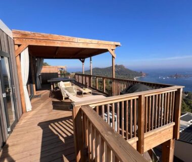 Terrasse en bois avec transats et vue mer du Mobile Evasion okpl BEAUVOIR