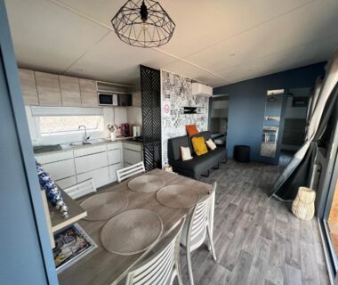 Séjour avec cuisine ouverte et baie vitrée du Mobile Evasion okpl BEAUVOIR
