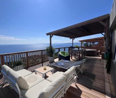 Terrasse en bois aménagée avec salon et vue mer du Mobile Evasion okpl BEAUVOIR