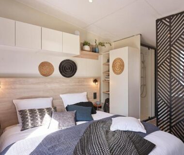 Chambre avec lits doubles et rangements dans le mobil-home Mobile Evasion okpl BEAUVOIR