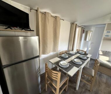 Coin repas et salon dans le Mobile Home 168 au Camping Siblu Lac des Rêves Perols